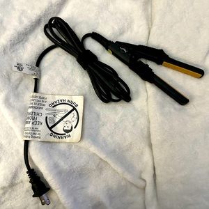 Chi Air Mini Black Travel Flat Iron; Ceramic Plates; Elastic wrap for cord